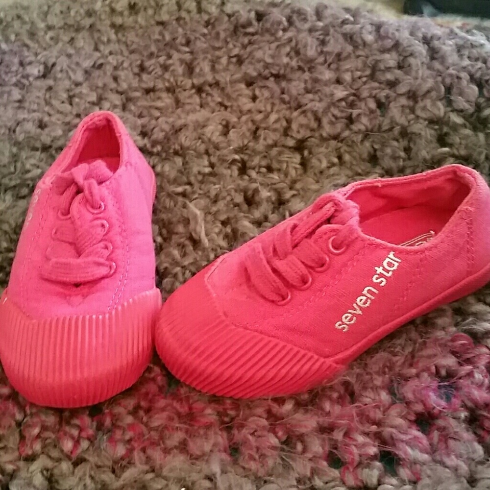 7 Star child's rubber tipped tennis shoes